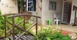 Casa com lago ornamental, forno de pizza e 264m² de puro charme