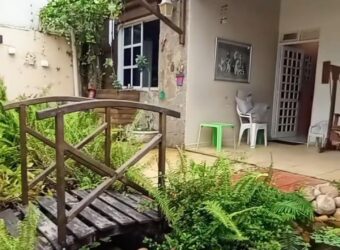 Casa com lago ornamental, forno de pizza e 264m² de puro charme