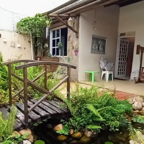 Casa com lago ornamental, forno de pizza e 264m² de puro charme