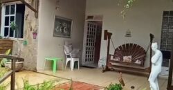 Casa com lago ornamental, forno de pizza e 264m² de puro charme