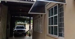 Casa com lago ornamental, forno de pizza e 264m² de puro charme