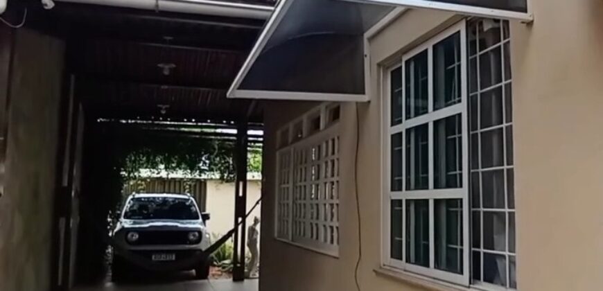 Casa com lago ornamental, forno de pizza e 264m² de puro charme