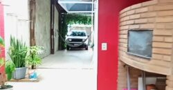 Casa com lago ornamental, forno de pizza e 264m² de puro charme