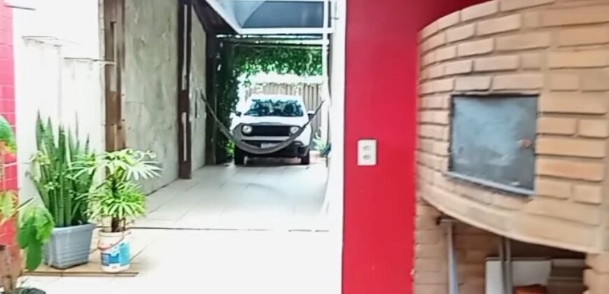 Casa com lago ornamental, forno de pizza e 264m² de puro charme