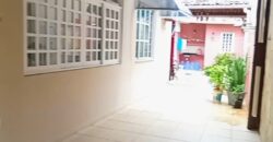 Casa com lago ornamental, forno de pizza e 264m² de puro charme