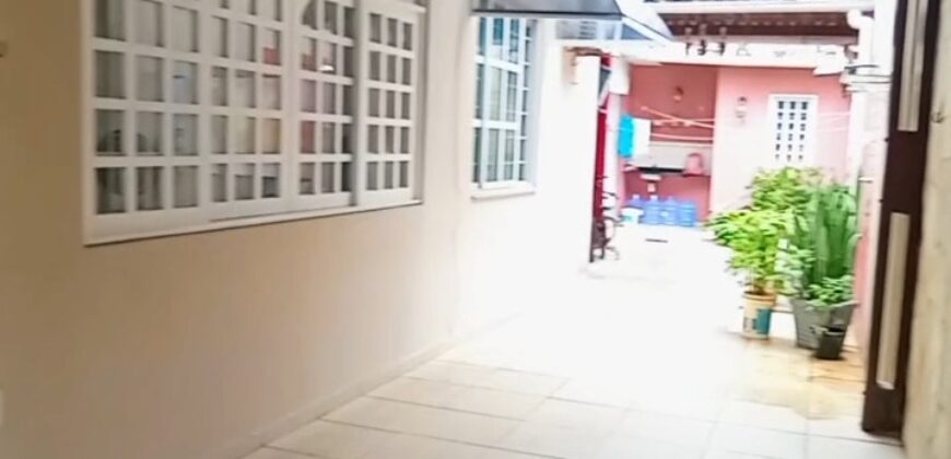 Casa com lago ornamental, forno de pizza e 264m² de puro charme