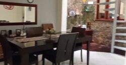 Casa com lago ornamental, forno de pizza e 264m² de puro charme