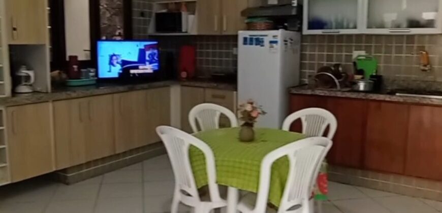 Casa com lago ornamental, forno de pizza e 264m² de puro charme