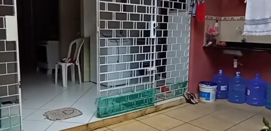 Casa com lago ornamental, forno de pizza e 264m² de puro charme