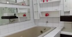 Casa com lago ornamental, forno de pizza e 264m² de puro charme