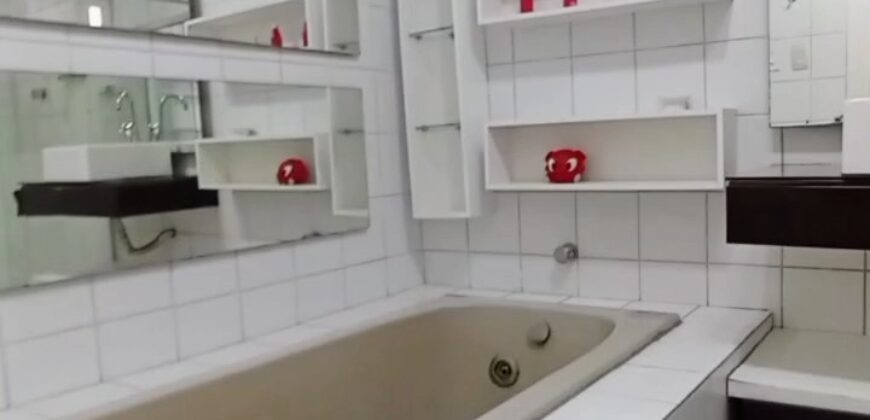 Casa com lago ornamental, forno de pizza e 264m² de puro charme